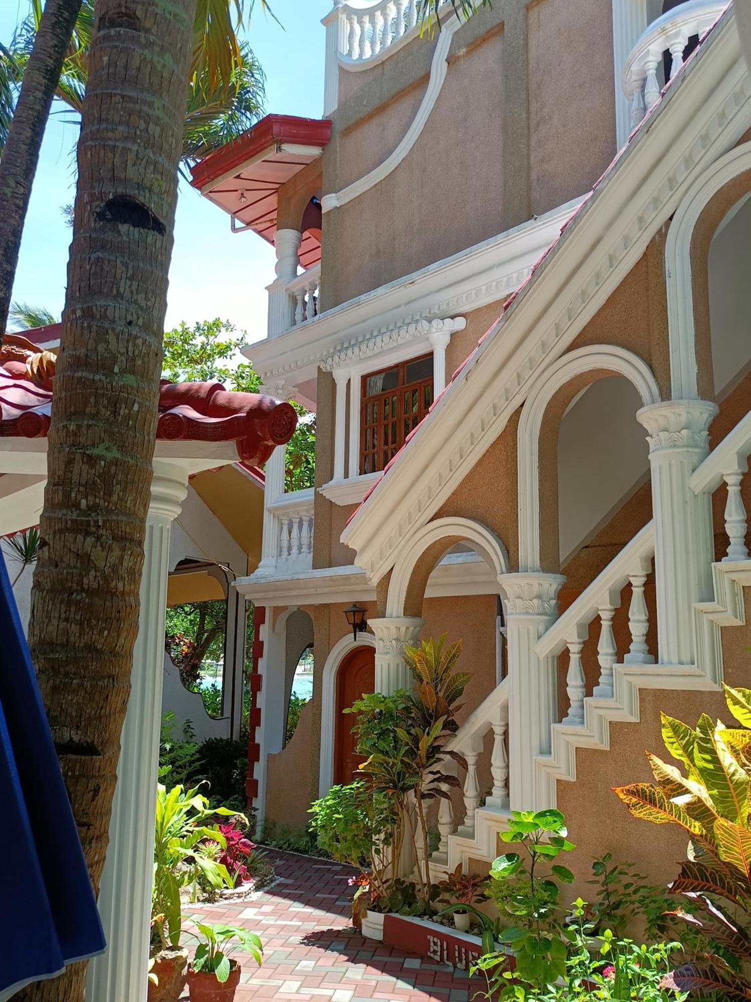 Blue Crystal Beach Resort Puerto Galera Bagian luar foto