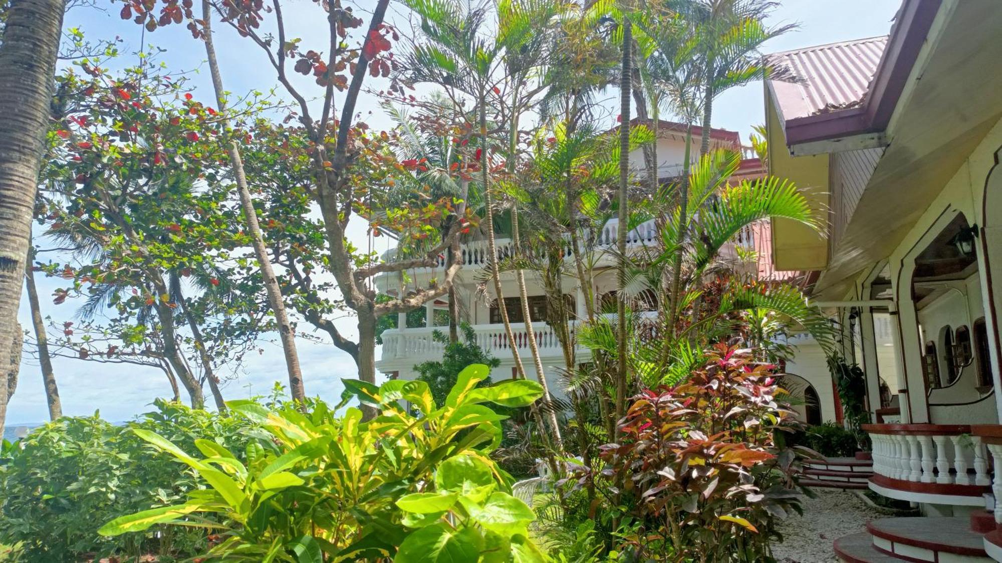 Blue Crystal Beach Resort Puerto Galera Bagian luar foto