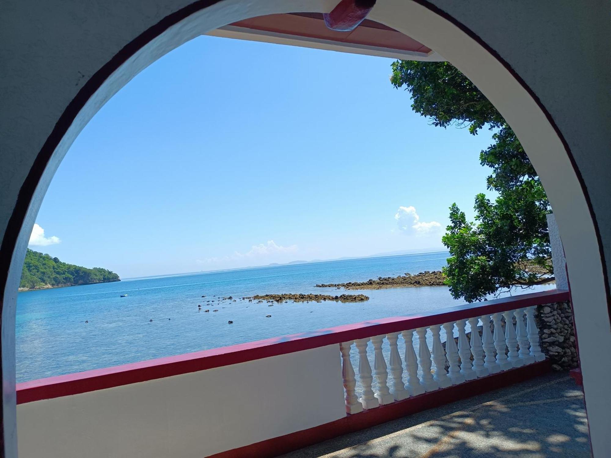 Blue Crystal Beach Resort Puerto Galera Bagian luar foto