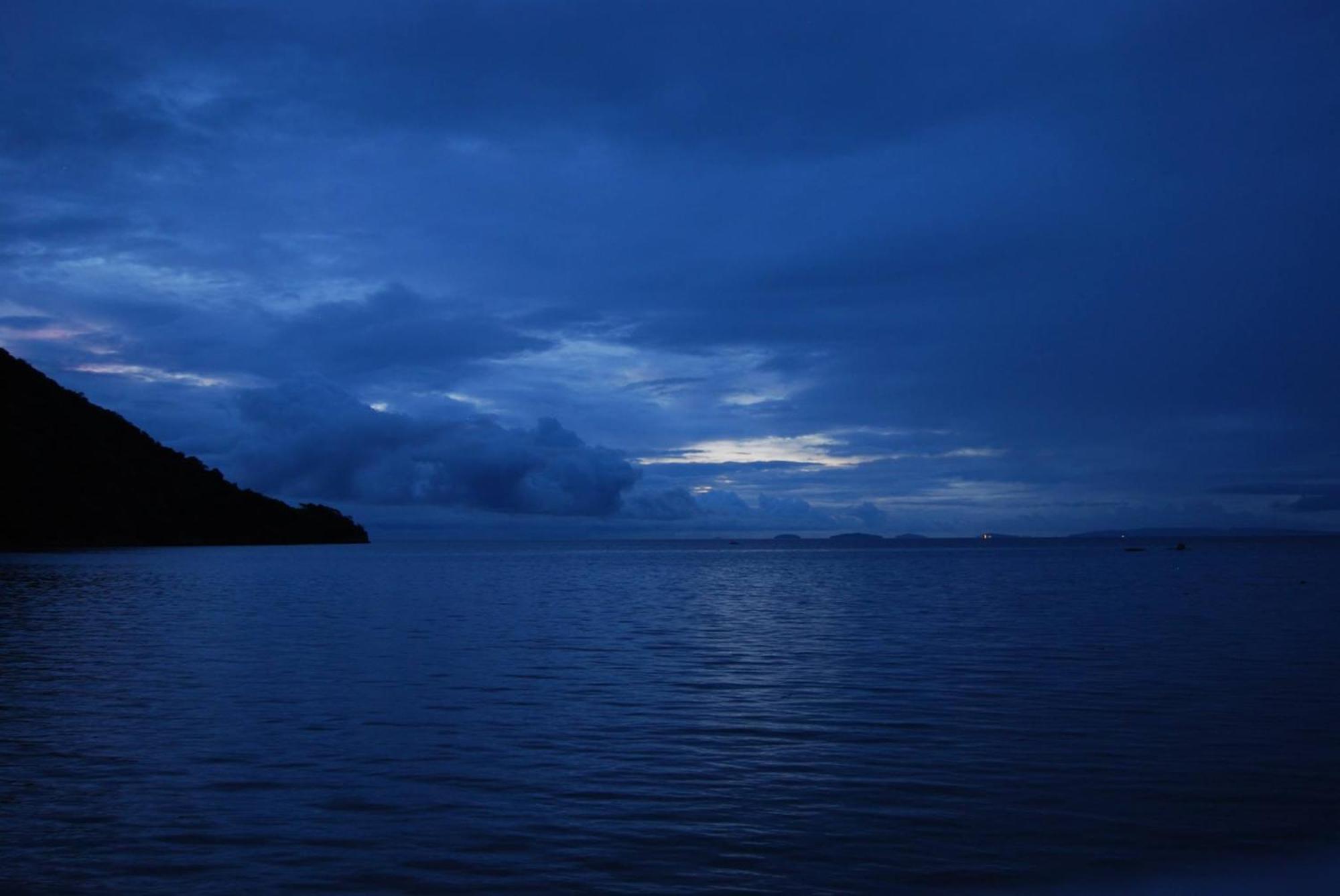Blue Crystal Beach Resort Puerto Galera Bagian luar foto