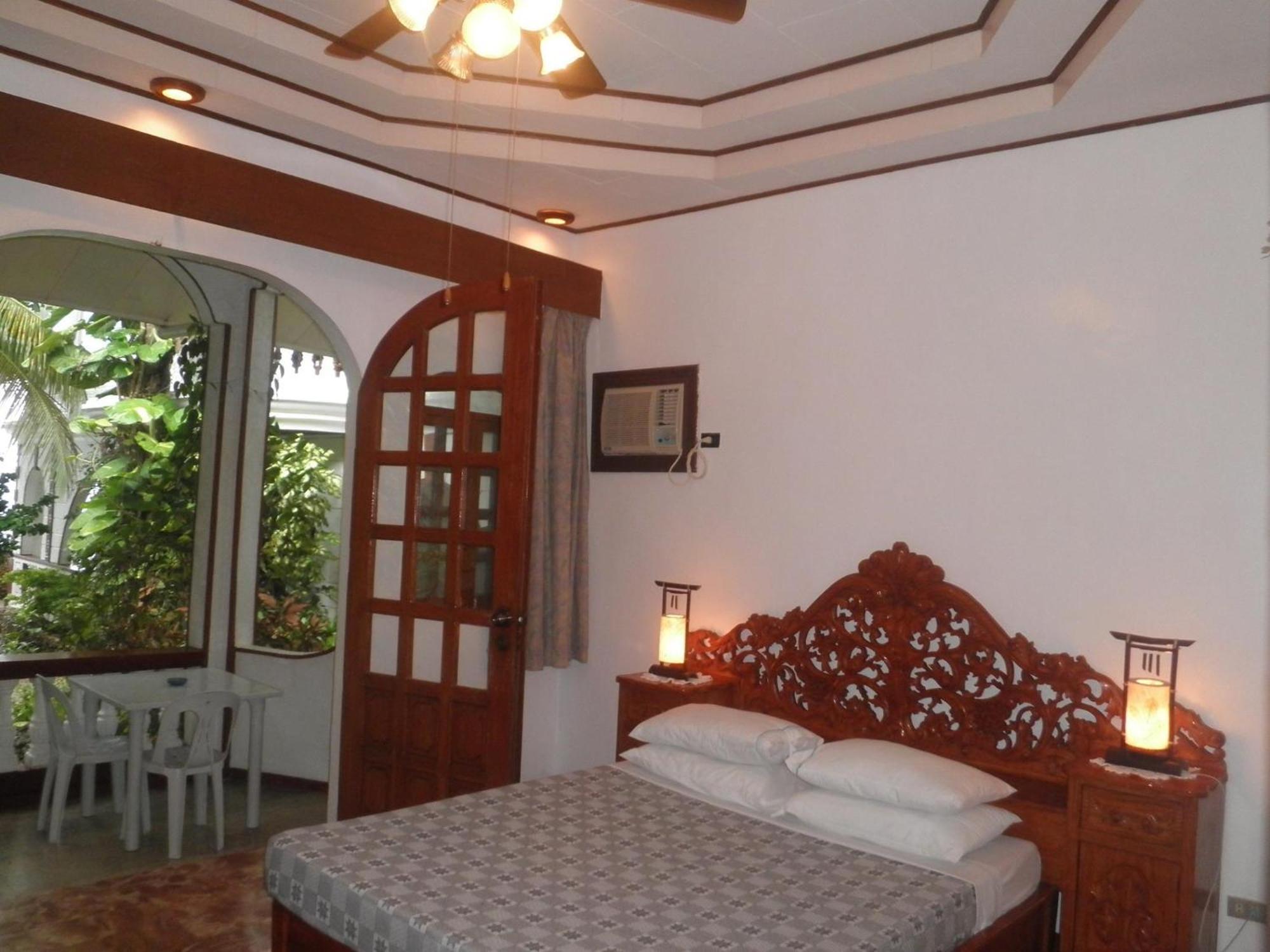 Blue Crystal Beach Resort Puerto Galera Bagian luar foto