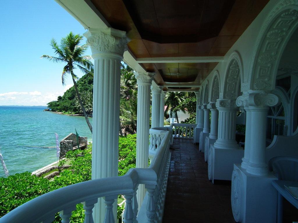 Blue Crystal Beach Resort Puerto Galera Bagian luar foto