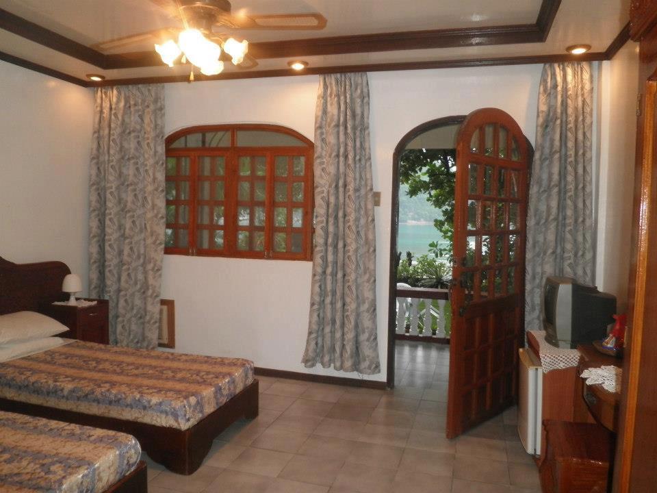 Blue Crystal Beach Resort Puerto Galera Bagian luar foto
