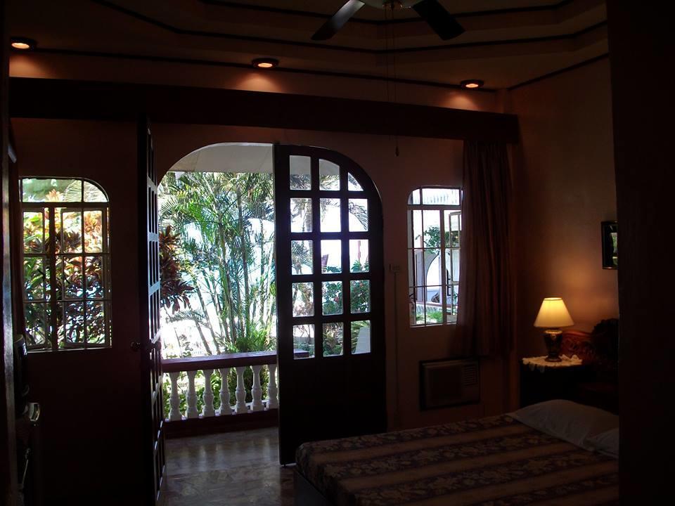 Blue Crystal Beach Resort Puerto Galera Bagian luar foto