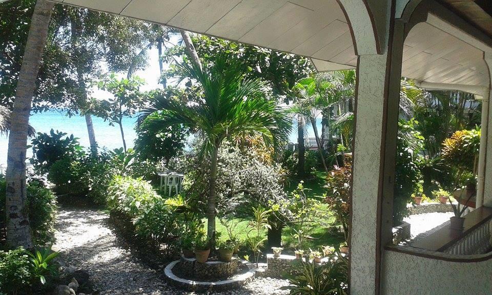 Blue Crystal Beach Resort Puerto Galera Bagian luar foto