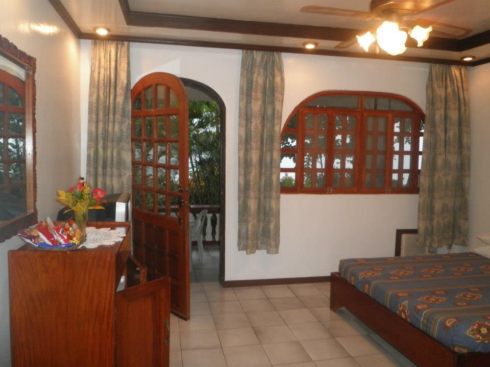 Blue Crystal Beach Resort Puerto Galera Bagian luar foto